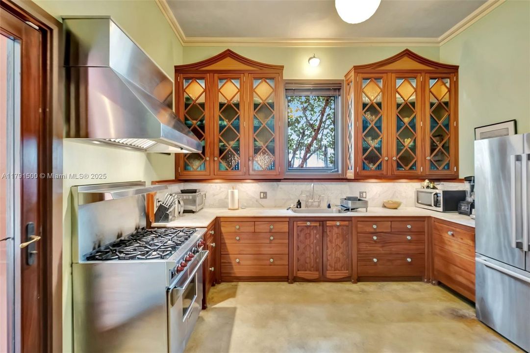 Vendido Recientemente: $2,790,000 (4 camas, 3 baños, 3334 Pies cuadrados)