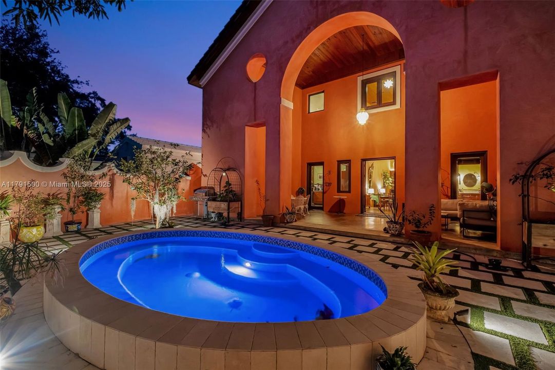 Vendido Recientemente: $2,790,000 (4 camas, 3 baños, 3334 Pies cuadrados)