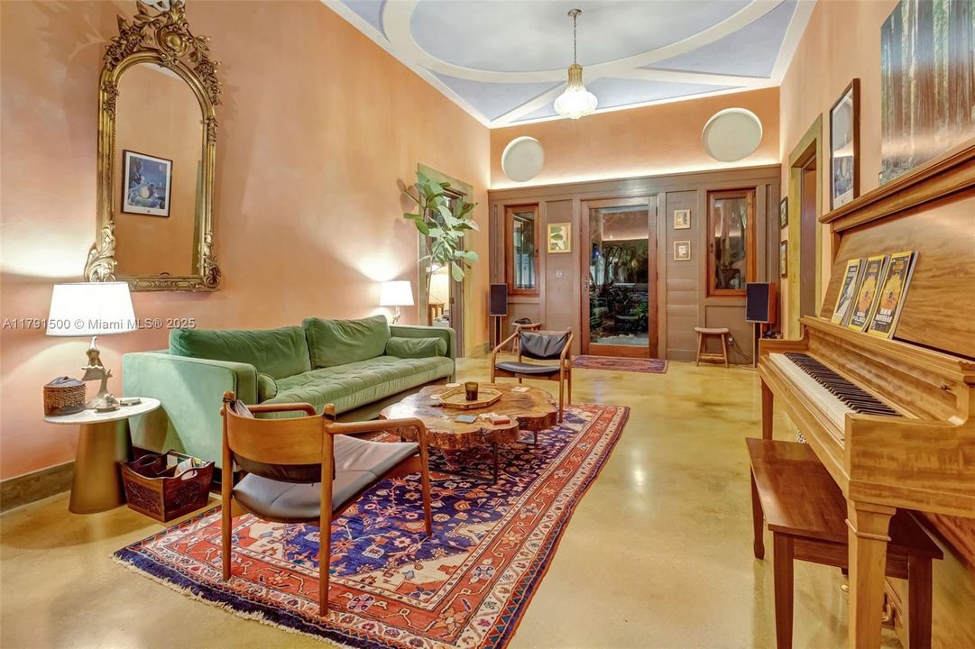 Vendido Recientemente: $2,790,000 (4 camas, 3 baños, 3334 Pies cuadrados)