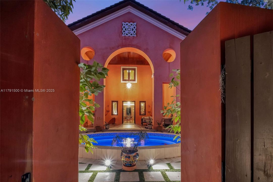 Vendido Recientemente: $2,790,000 (4 camas, 3 baños, 3334 Pies cuadrados)