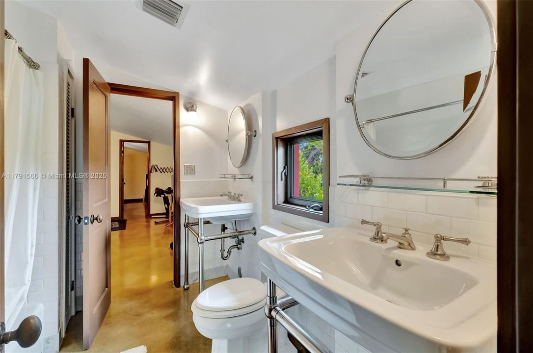 Vendido Recientemente: $2,790,000 (4 camas, 3 baños, 3334 Pies cuadrados)