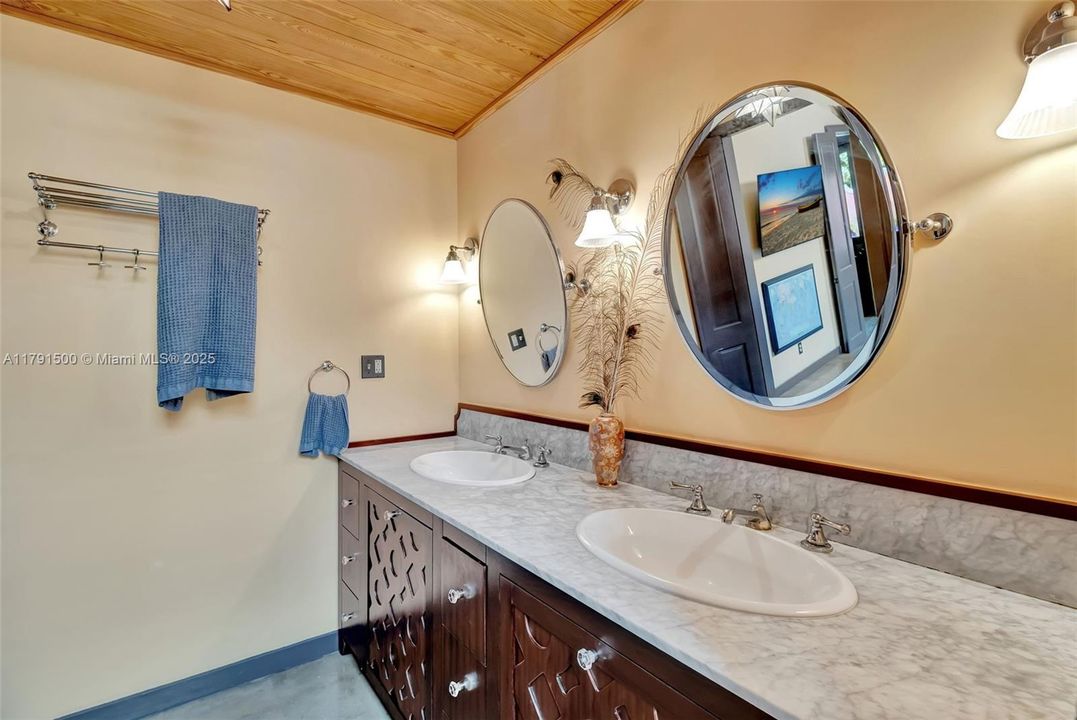 Vendido Recientemente: $2,790,000 (4 camas, 3 baños, 3334 Pies cuadrados)