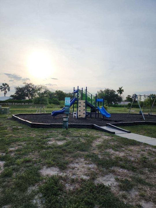 На продажу: $332,000 (3 спален, 2 ванн, 1400 Квадратных фут)