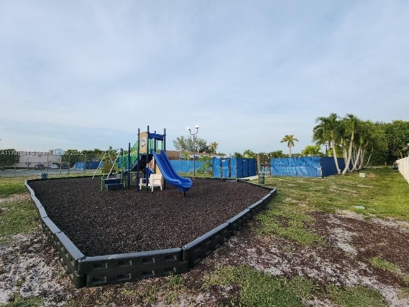 На продажу: $332,000 (3 спален, 2 ванн, 1400 Квадратных фут)