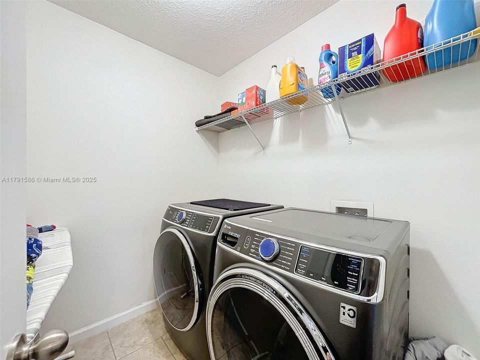 待售: $595,000 (5 贝兹, 3 浴室, 3509 平方英尺)