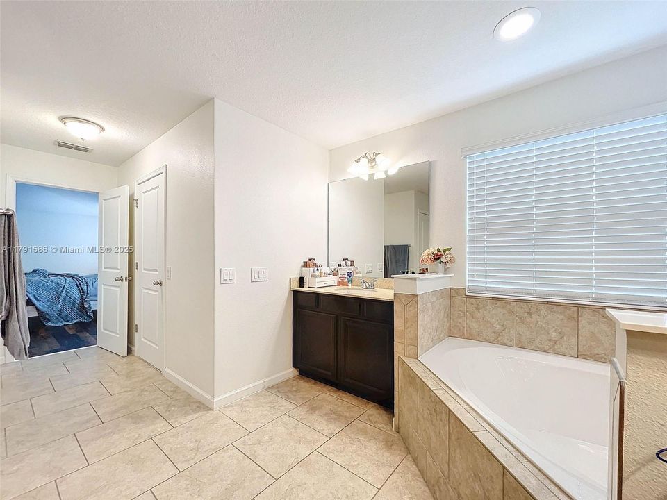 待售: $595,000 (5 贝兹, 3 浴室, 3509 平方英尺)