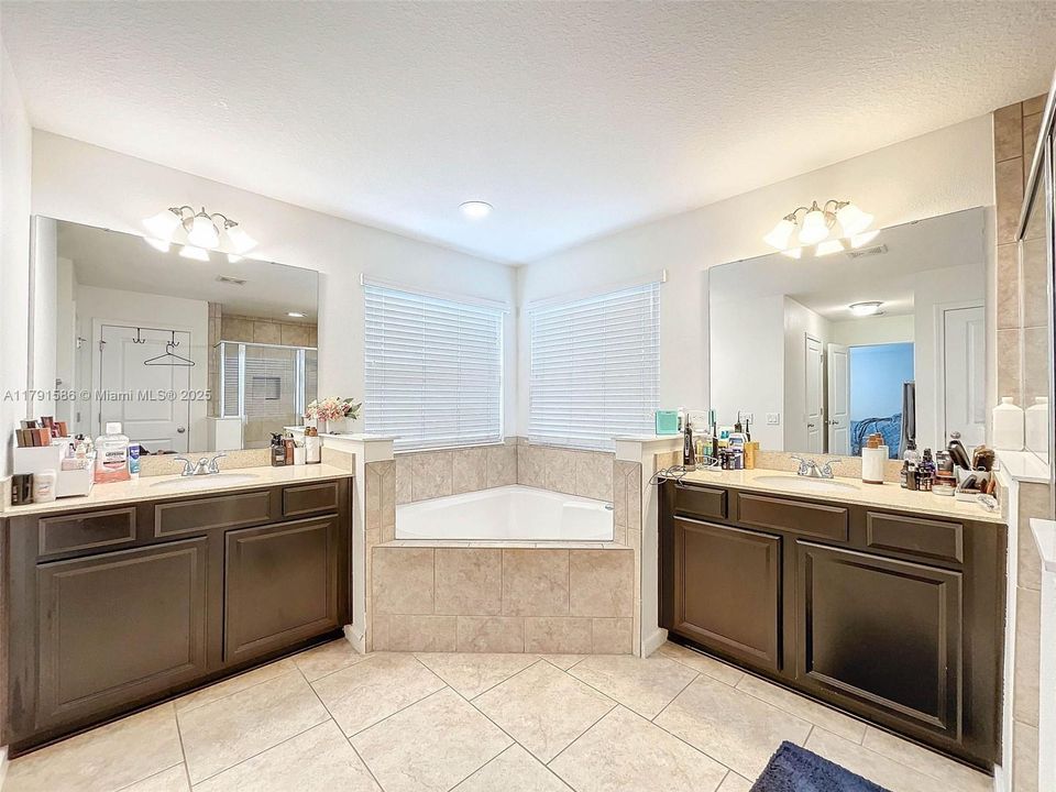 待售: $595,000 (5 贝兹, 3 浴室, 3509 平方英尺)