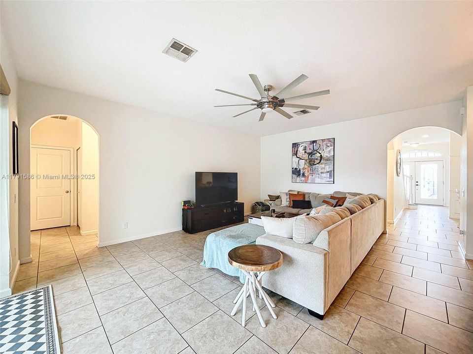 待售: $595,000 (5 贝兹, 3 浴室, 3509 平方英尺)