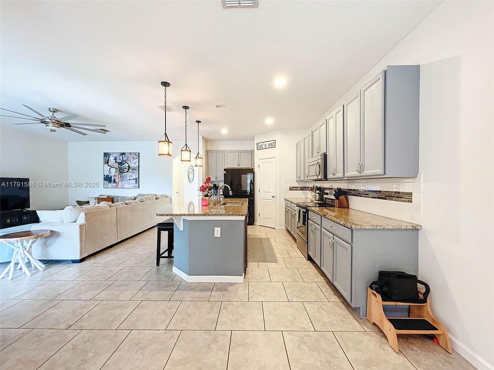 待售: $595,000 (5 贝兹, 3 浴室, 3509 平方英尺)