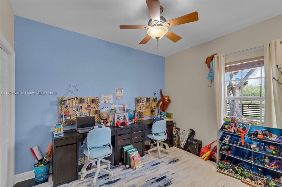 En Venta: $955,999 (4 camas, 3 baños, 3067 Pies cuadrados)