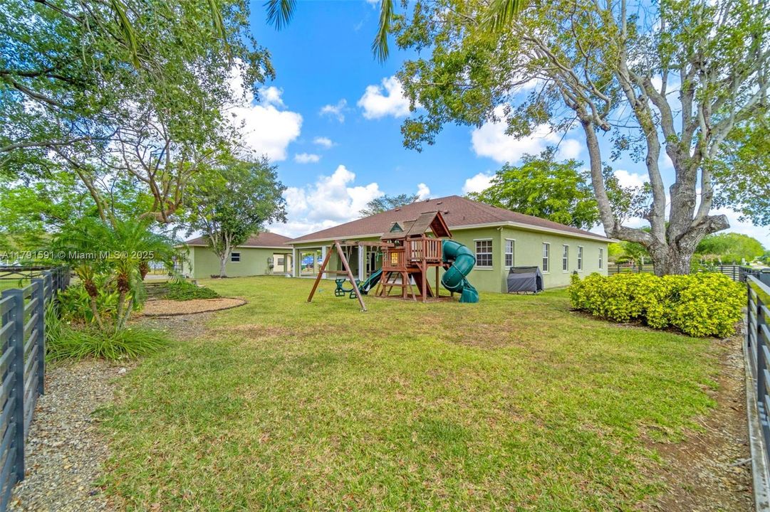 En Venta: $955,999 (4 camas, 3 baños, 3067 Pies cuadrados)