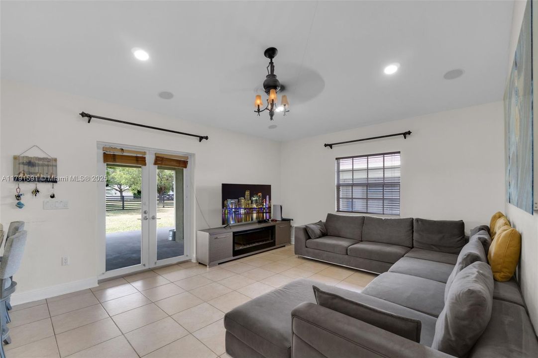 En Venta: $955,999 (4 camas, 3 baños, 3067 Pies cuadrados)