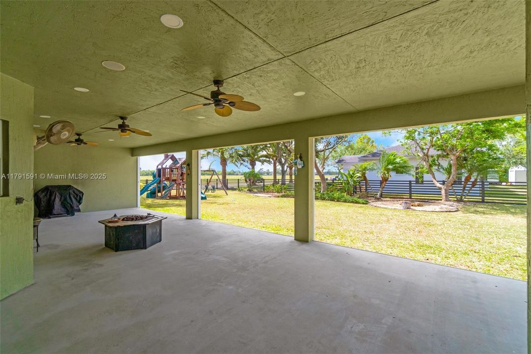 En Venta: $955,999 (4 camas, 3 baños, 3067 Pies cuadrados)