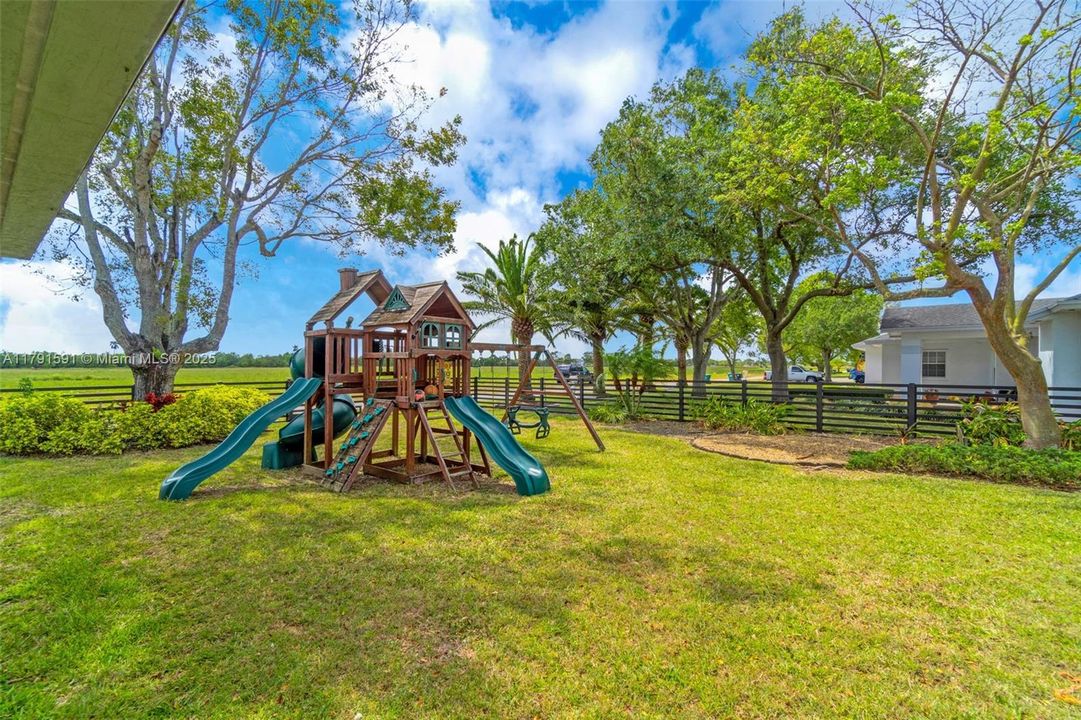 En Venta: $955,999 (4 camas, 3 baños, 3067 Pies cuadrados)