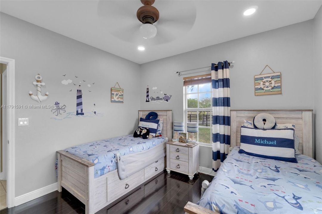 En Venta: $955,999 (4 camas, 3 baños, 3067 Pies cuadrados)