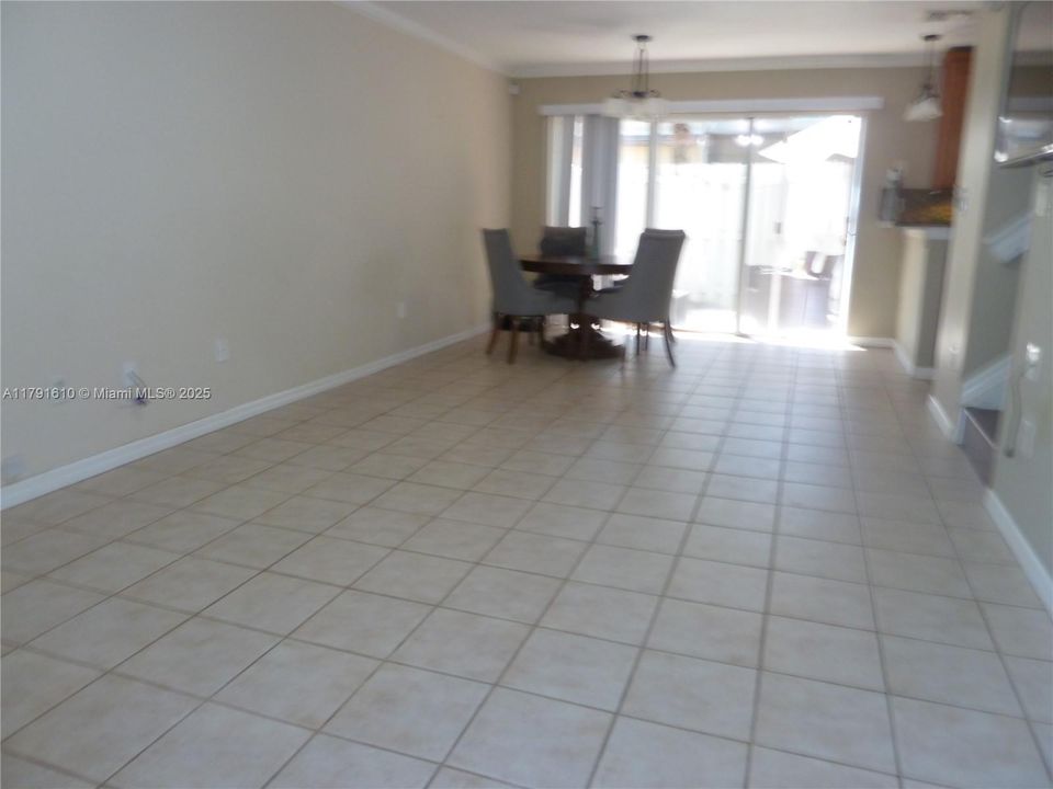 SPACIOUS LIVING DINNING