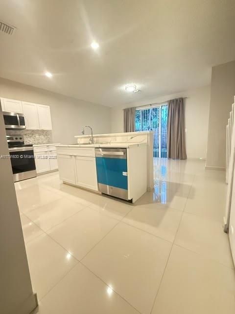 Vendido Recientemente: $345,000 (3 camas, 2 baños, 1584 Pies cuadrados)