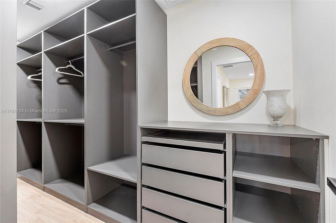 For Rent: $30,000 (3 beds, 2 baths, 2020 Square Feet)