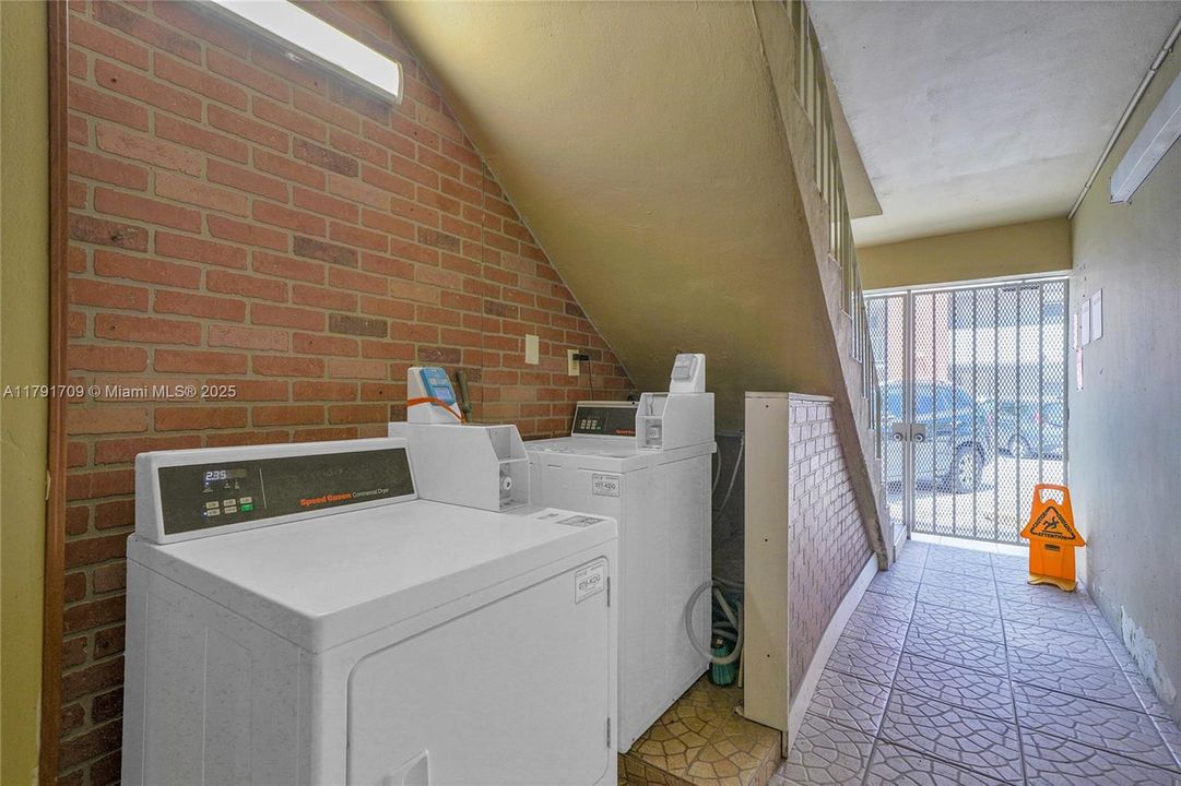 For Sale: $191,000 (1 beds, 1 baths, 680 Square Feet)