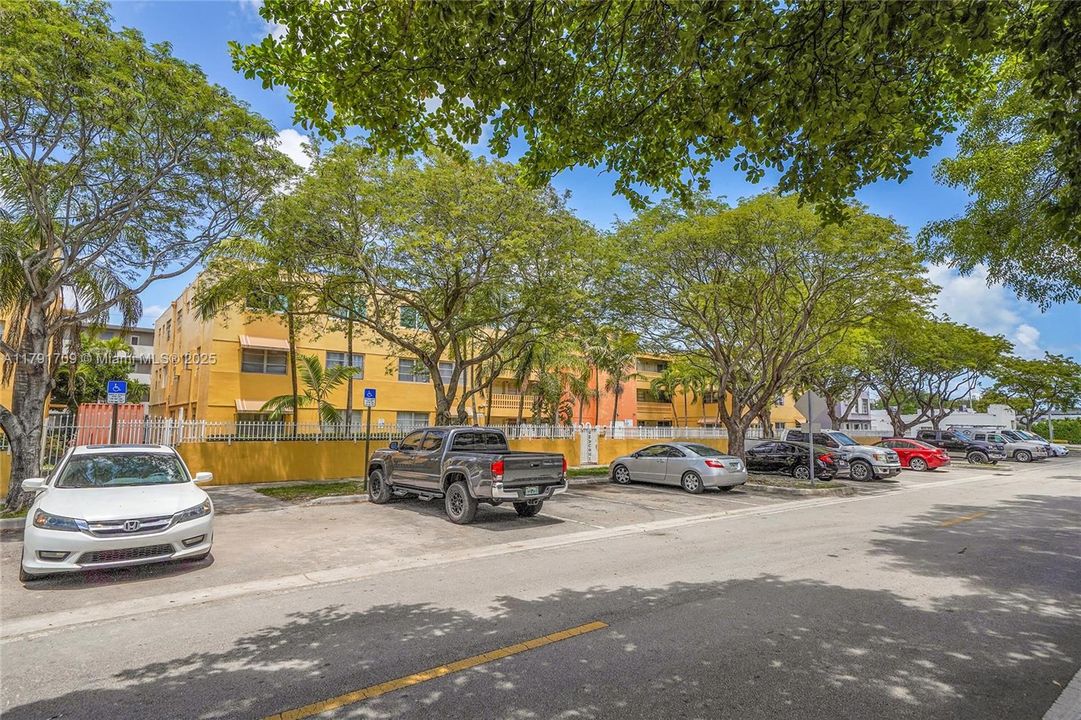 For Sale: $191,000 (1 beds, 1 baths, 680 Square Feet)