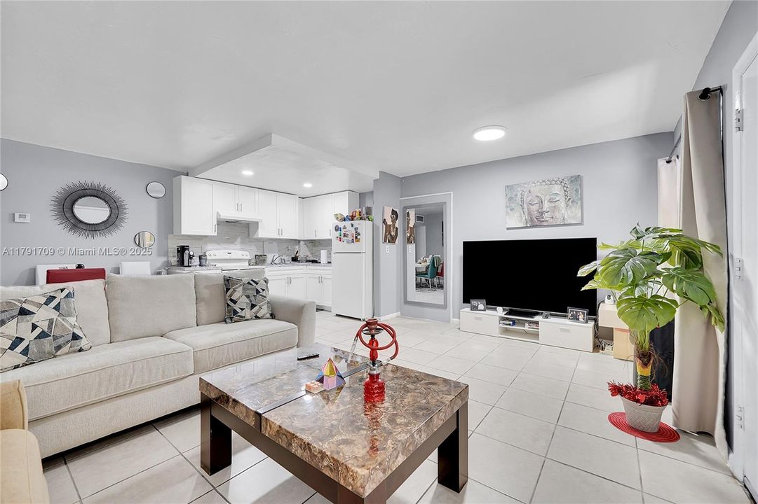 For Sale: $191,000 (1 beds, 1 baths, 680 Square Feet)