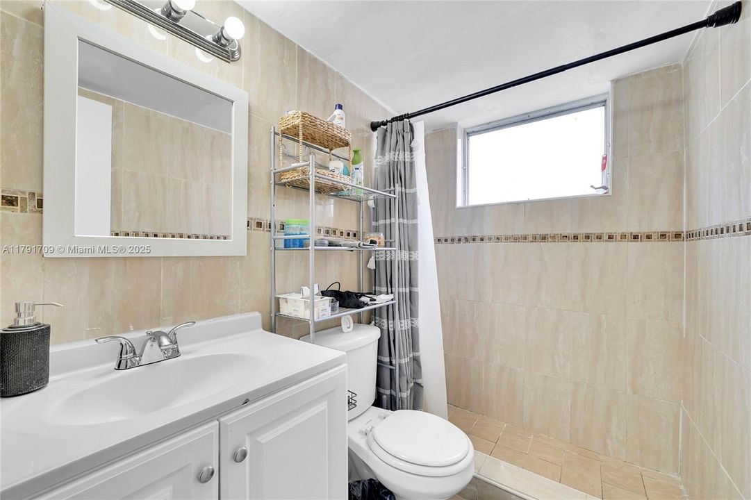 For Sale: $191,000 (1 beds, 1 baths, 680 Square Feet)