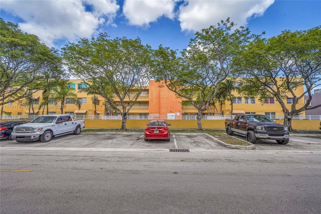 For Sale: $191,000 (1 beds, 1 baths, 680 Square Feet)