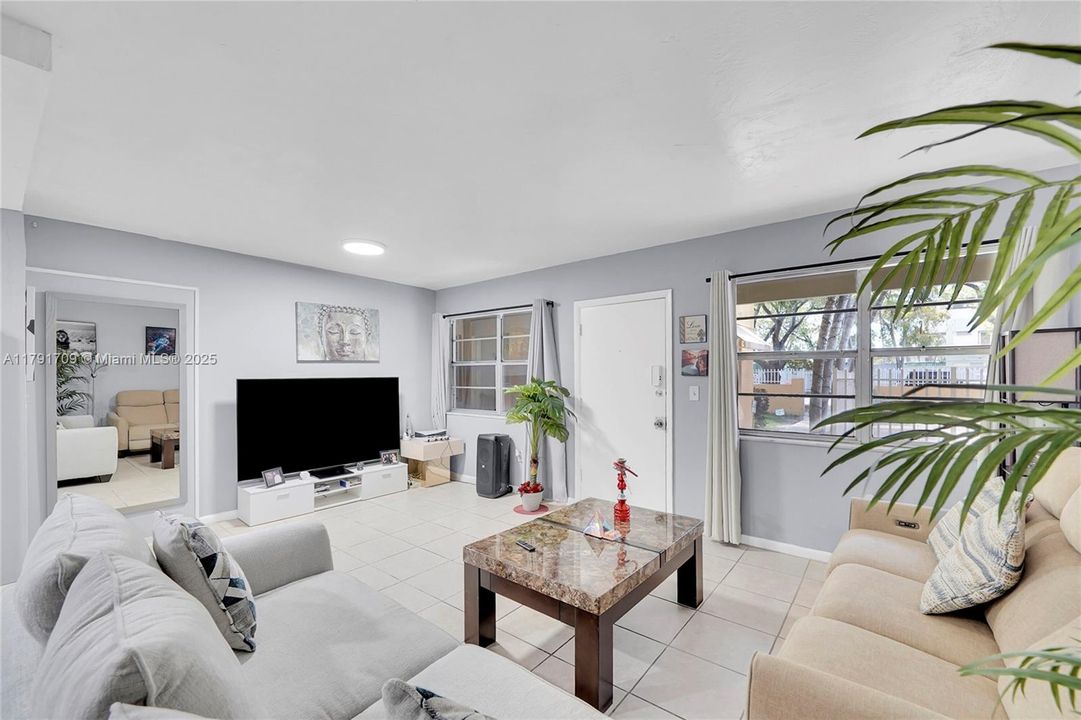 For Sale: $191,000 (1 beds, 1 baths, 680 Square Feet)