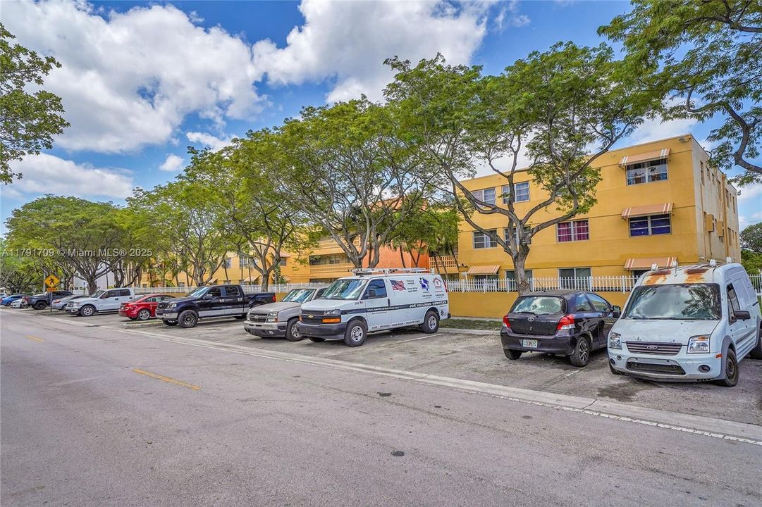 For Sale: $191,000 (1 beds, 1 baths, 680 Square Feet)