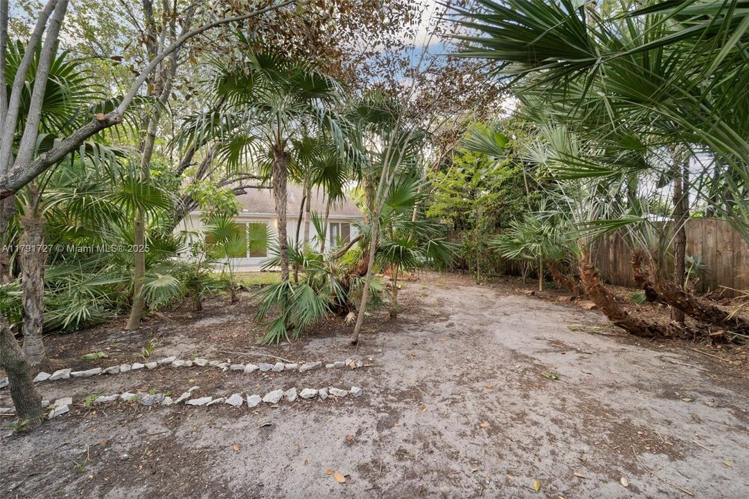 Recently Sold: $499,000 (3 beds, 2 baths, 991 Square Feet)