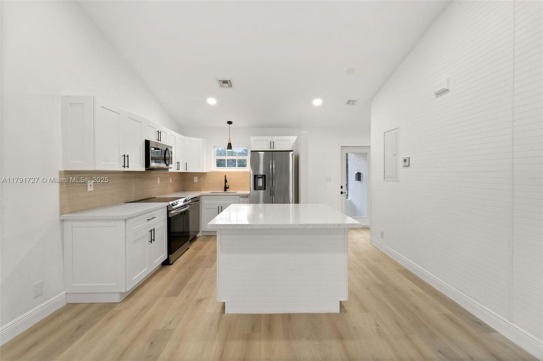 Recently Sold: $499,000 (3 beds, 2 baths, 991 Square Feet)