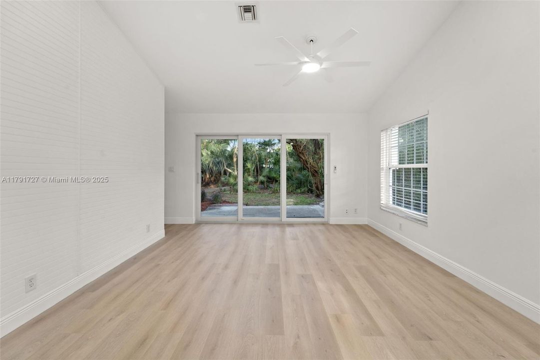 Recently Sold: $499,000 (3 beds, 2 baths, 991 Square Feet)