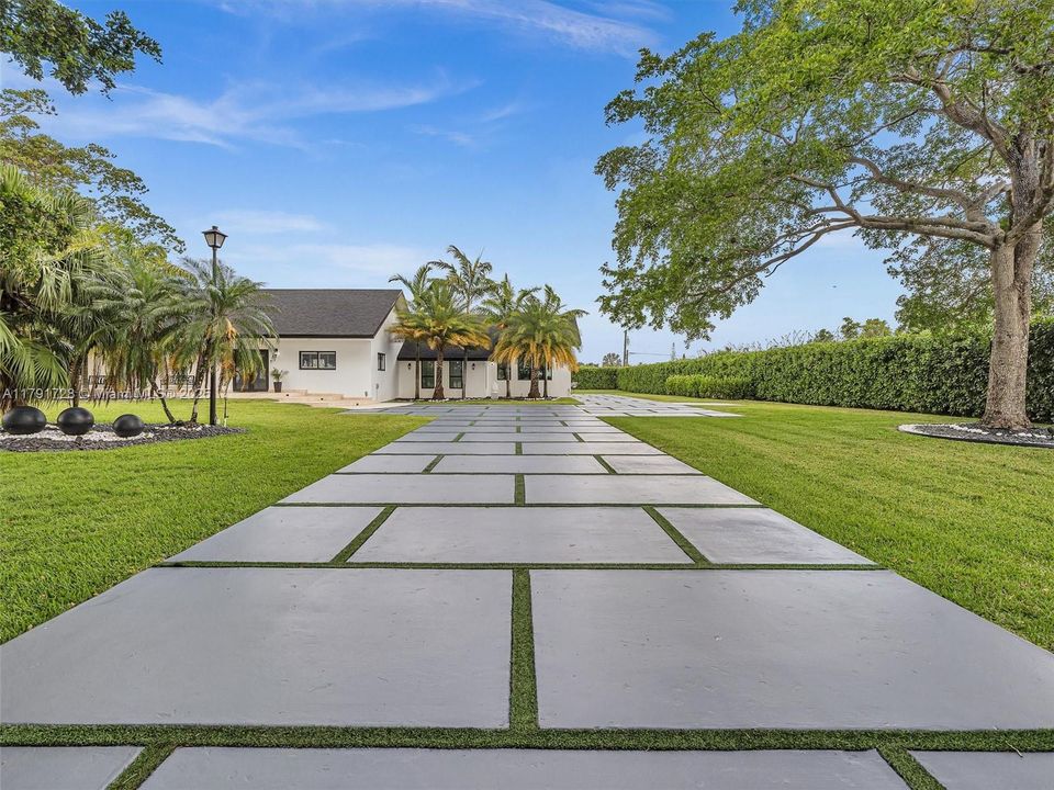 For Sale: $1,365,000 (5 beds, 4 baths, 2912 Square Feet)