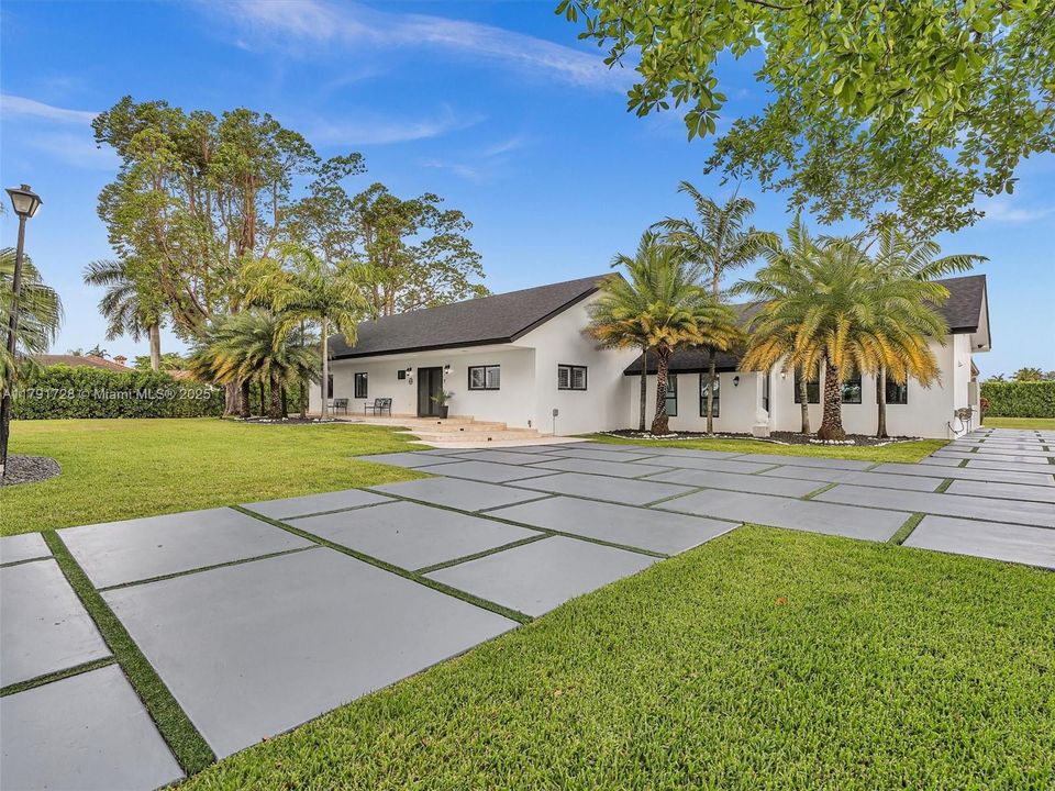 For Sale: $1,365,000 (5 beds, 4 baths, 2912 Square Feet)