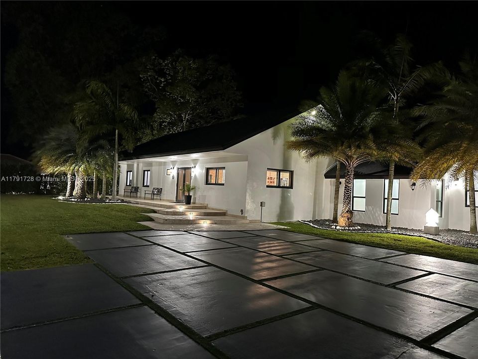 For Sale: $1,365,000 (5 beds, 4 baths, 2912 Square Feet)