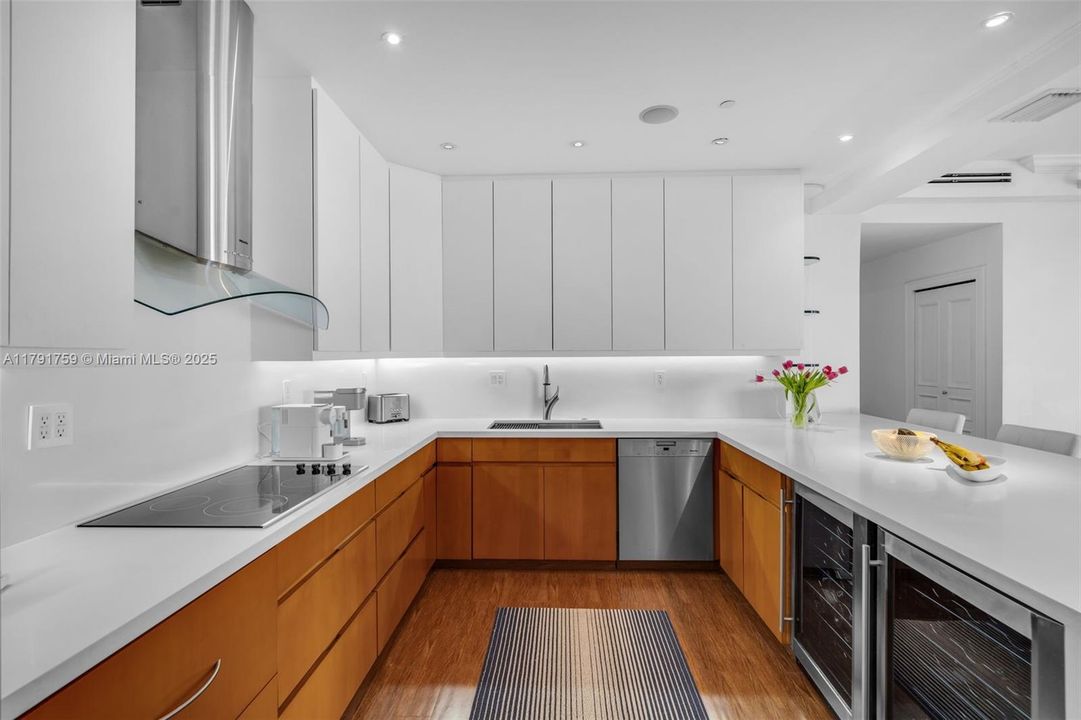 Недавно продано: $3,095,000 (4 спален, 4 ванн, 3064 Квадратных фут)