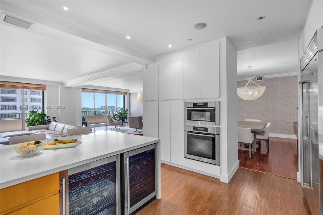 Недавно продано: $3,095,000 (4 спален, 4 ванн, 3064 Квадратных фут)