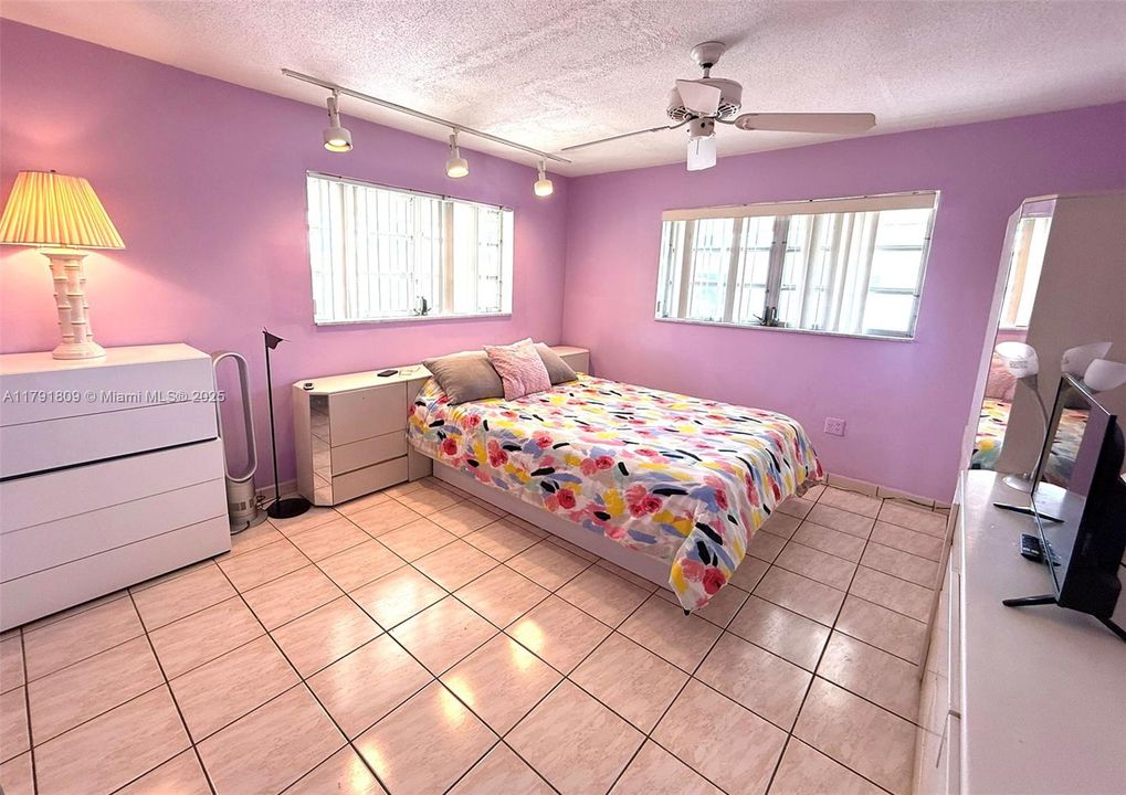For Sale: $59,000 (1 beds, 1 baths, 883 Square Feet)