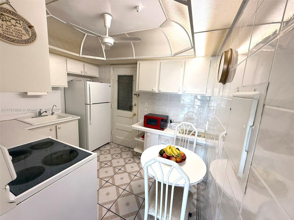 For Sale: $59,000 (1 beds, 1 baths, 883 Square Feet)