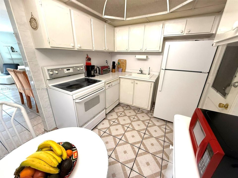 For Sale: $59,000 (1 beds, 1 baths, 883 Square Feet)