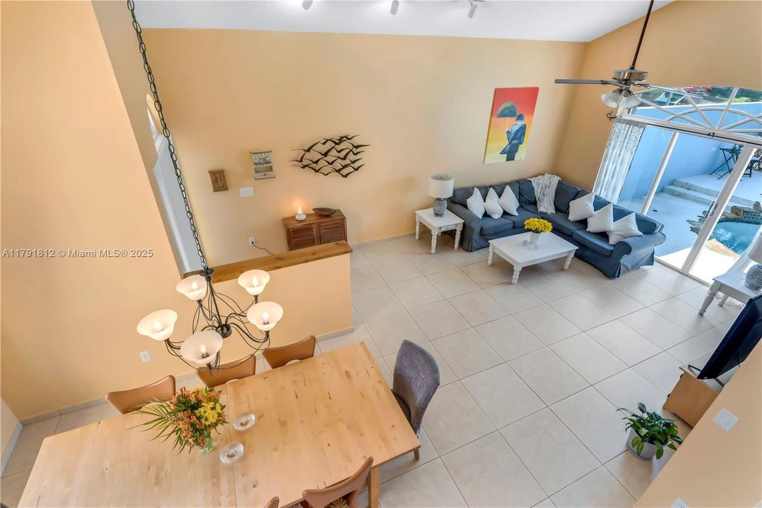 Недавно продано: $749,900 (4 спален, 3 ванн, 2104 Квадратных фут)