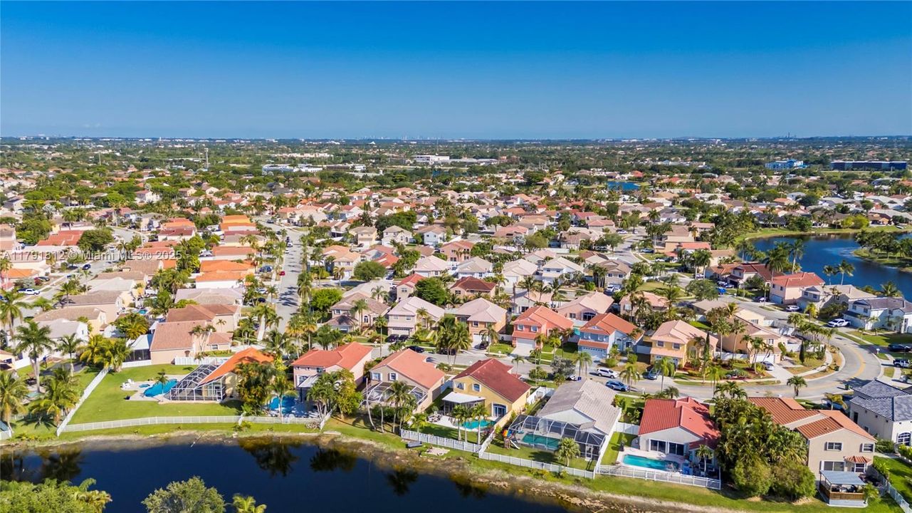 Недавно продано: $749,900 (4 спален, 3 ванн, 2104 Квадратных фут)