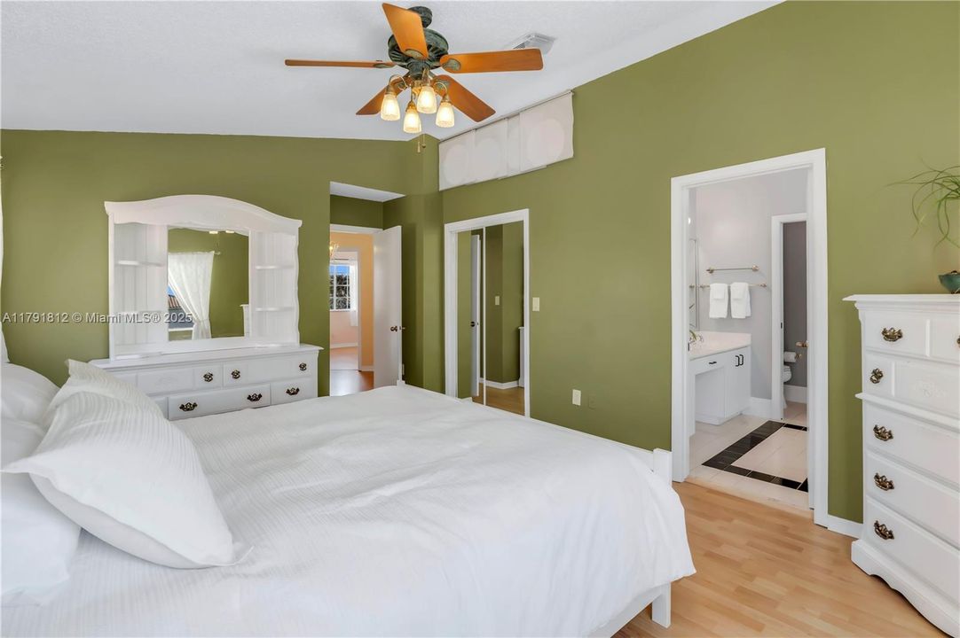 Недавно продано: $749,900 (4 спален, 3 ванн, 2104 Квадратных фут)