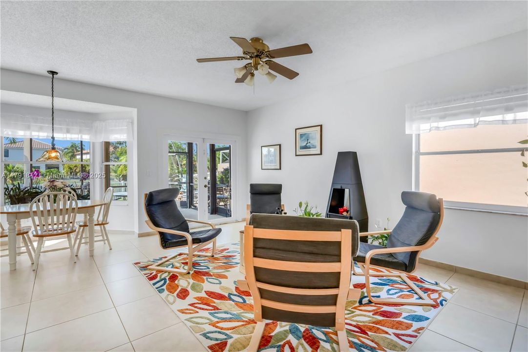 Недавно продано: $749,900 (4 спален, 3 ванн, 2104 Квадратных фут)