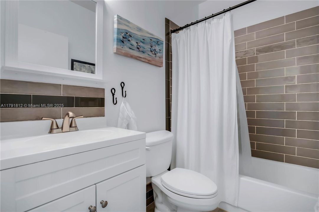 Недавно продано: $749,900 (4 спален, 3 ванн, 2104 Квадратных фут)