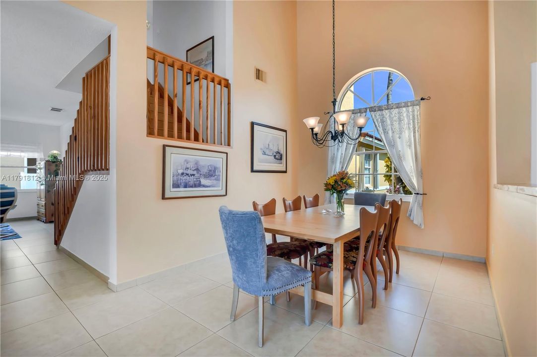 Недавно продано: $749,900 (4 спален, 3 ванн, 2104 Квадратных фут)