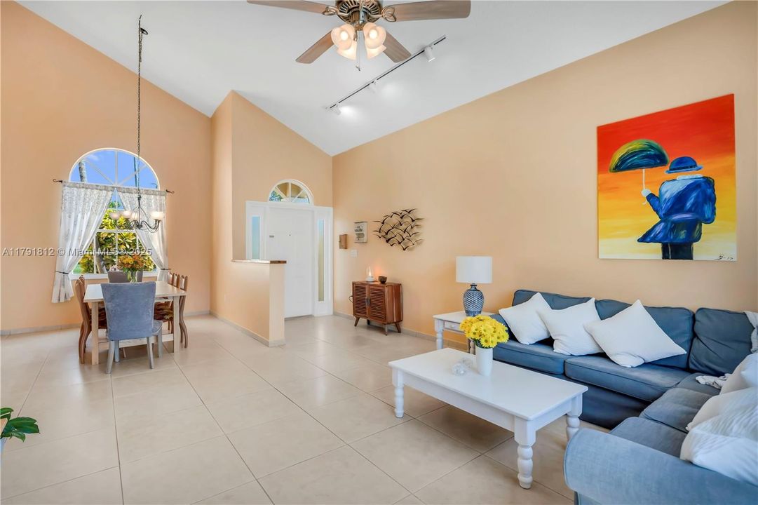 Недавно продано: $749,900 (4 спален, 3 ванн, 2104 Квадратных фут)