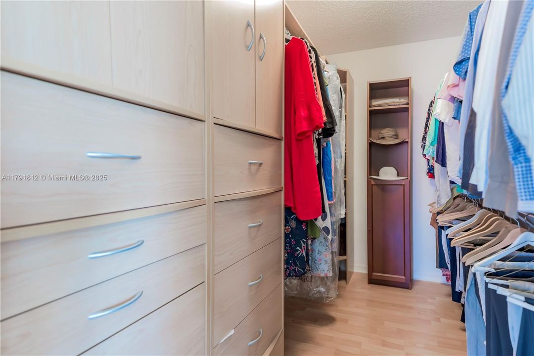 Недавно продано: $749,900 (4 спален, 3 ванн, 2104 Квадратных фут)