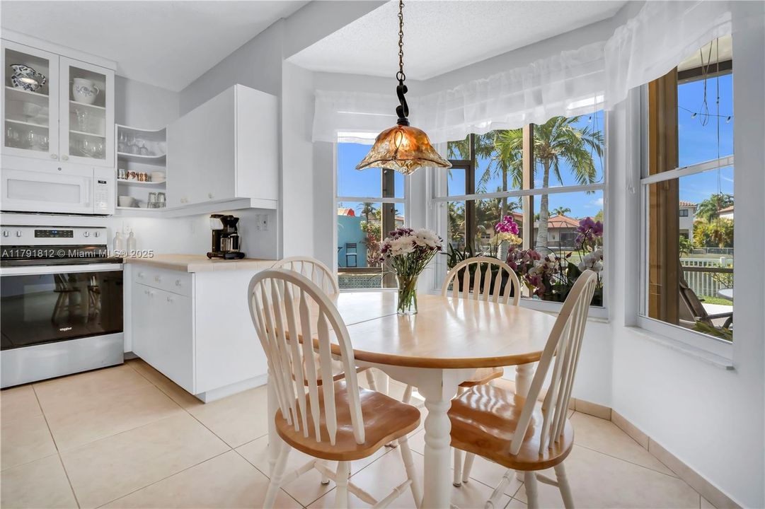 Недавно продано: $749,900 (4 спален, 3 ванн, 2104 Квадратных фут)