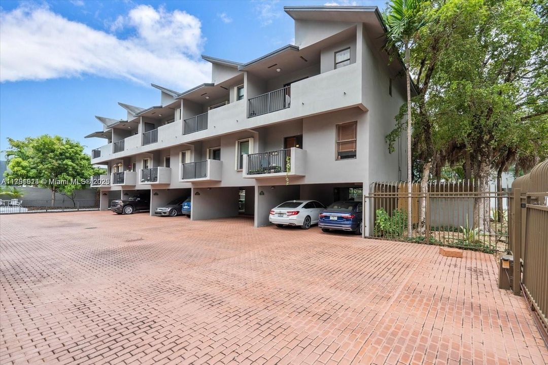 Active With Contract: $699,000 (2 beds, 1 baths, 988 Square Feet)